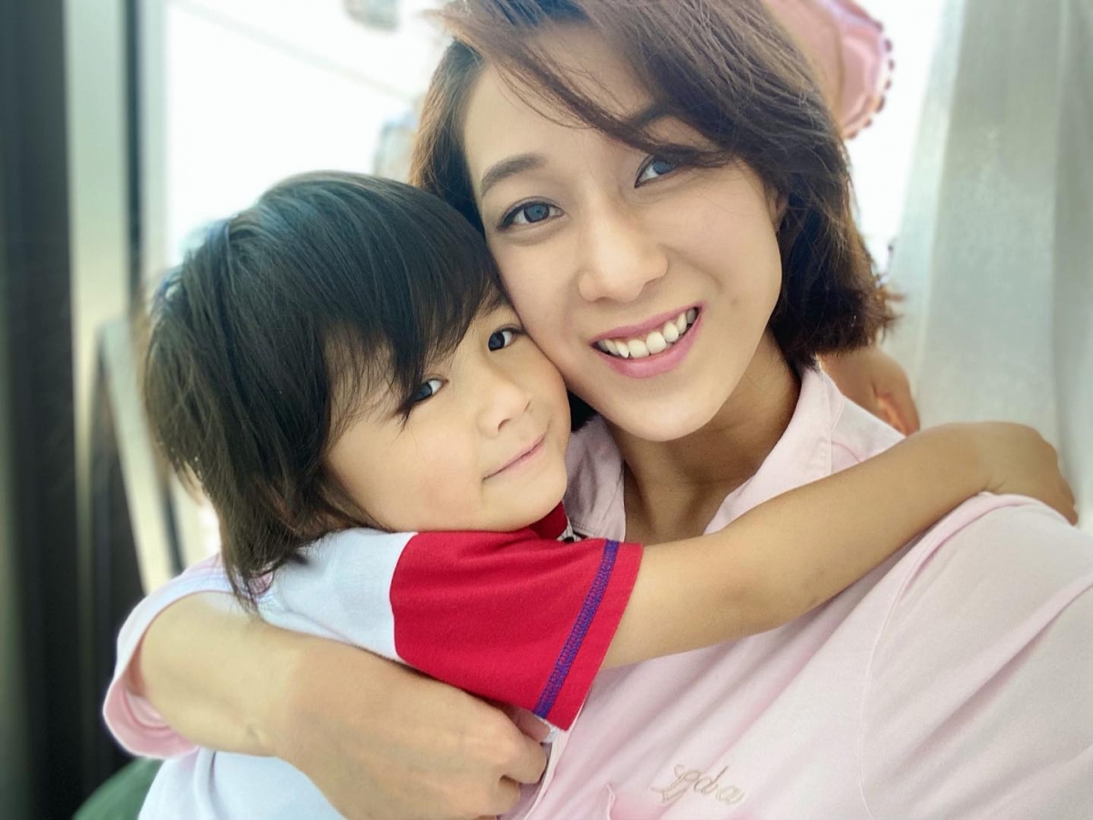 鍾嘉欣與子女合照