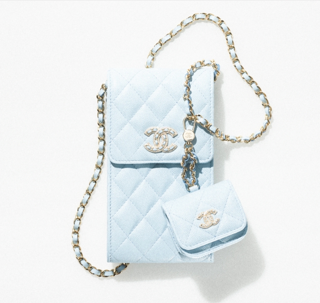 Chanel 手機與AirPods pro 耳機套(HK$22,600)