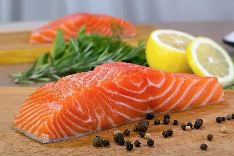 日常生活中可以多吃三文魚、沙甸魚、吞拿魚、秋刀魚等食物!