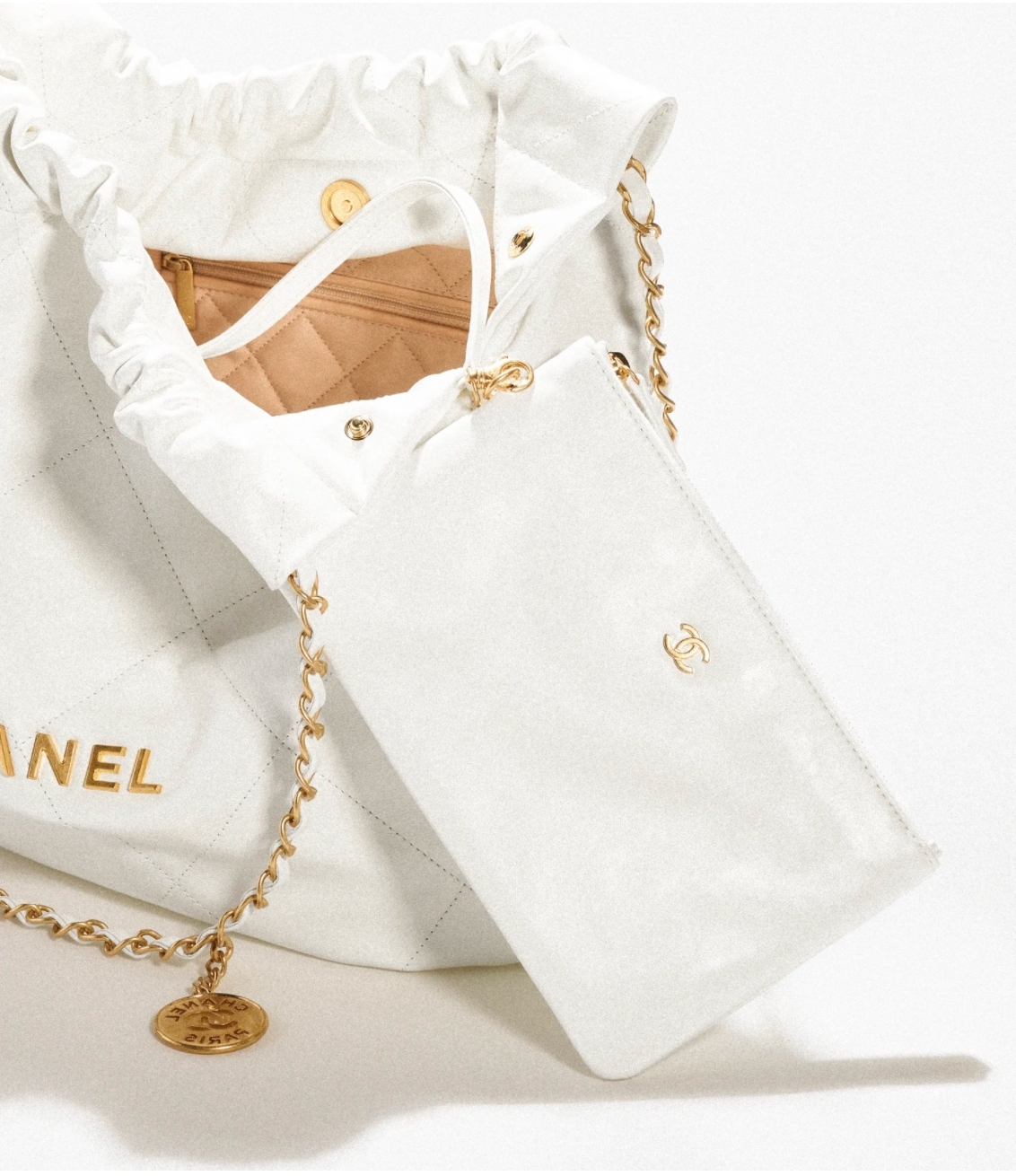 內附有一個可拆式小袋,同樣有質感~