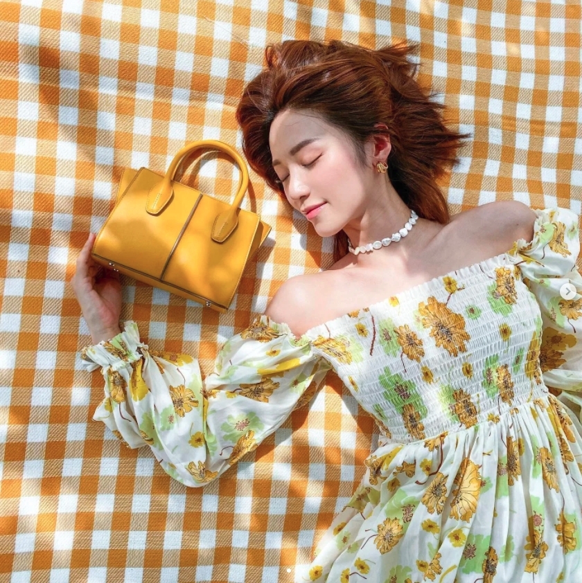 一字膊設計的碎花裙同樣可以達到顯瘦的效果!