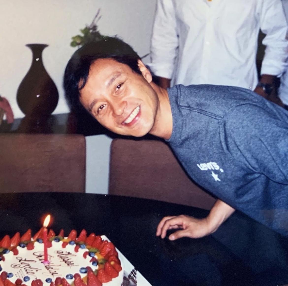 哥哥舉辦演唱會時,唐鶴德又會在休息室默默為他整理粉絲的來信