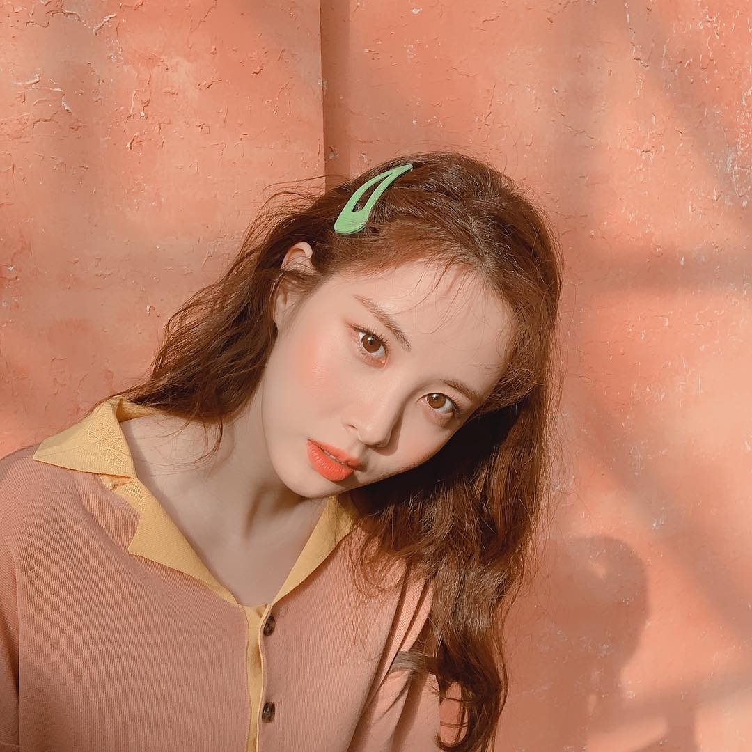 就算像徐玄這樣單邊夾一隻淺綠色大髮夾也很好看~