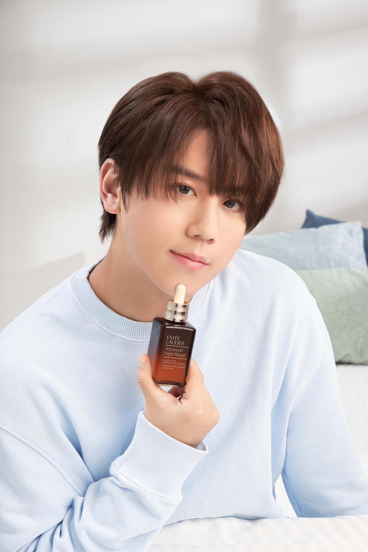 姜濤獨創 “先細心，後大心”「姜式塗法」，並加以按摩。