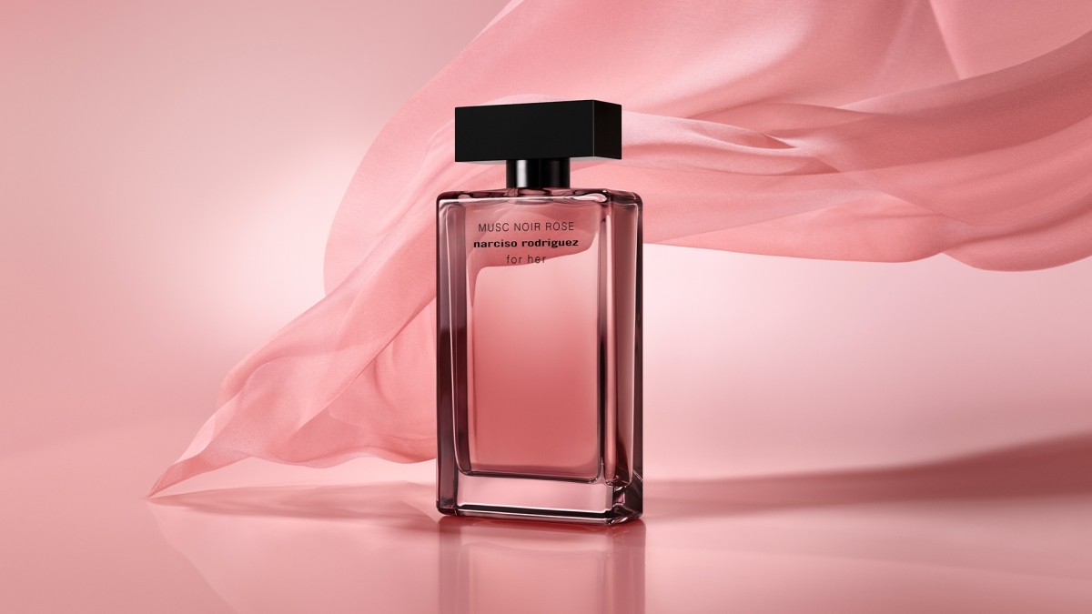 for her MUSC NOIR ROSE淡香精香氛瓶身呈現另一種煙燻粉紅花瓣色調!