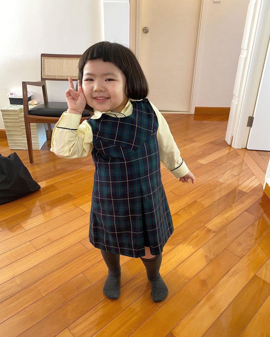 李燦琛和太太之前買給Lucy的校服已經穿不下