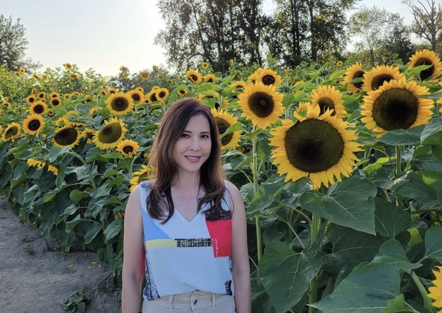 李婉華憶述自己剛開始做演員時,與一班認識的女藝人被公司安排出席飯局!
