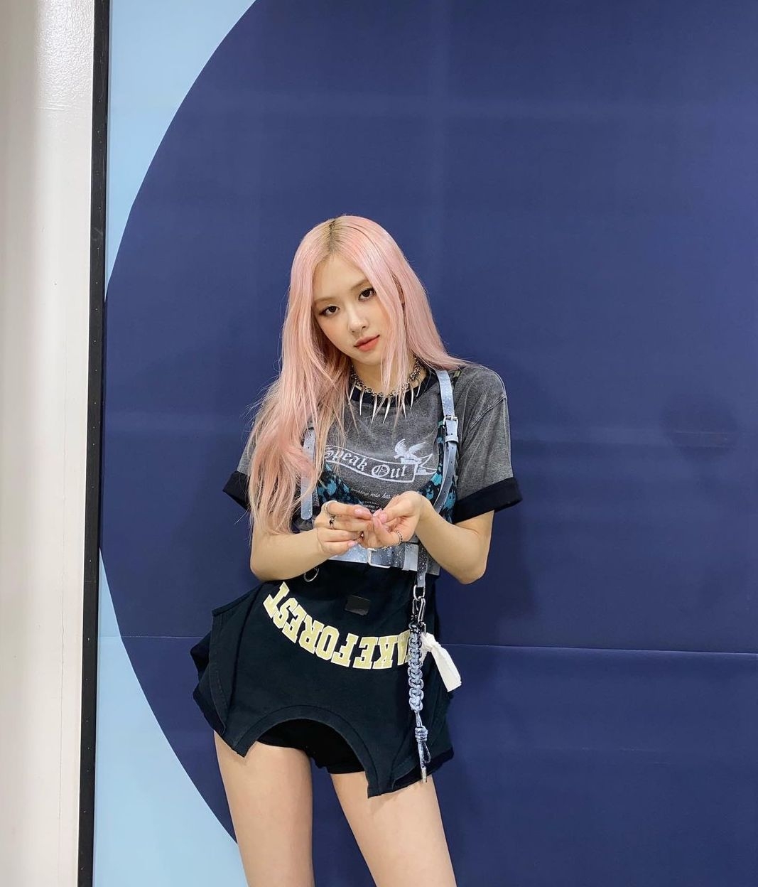 BLACKPINK的ROSÉ也染過玫瑰金的髮色,充滿魅力!