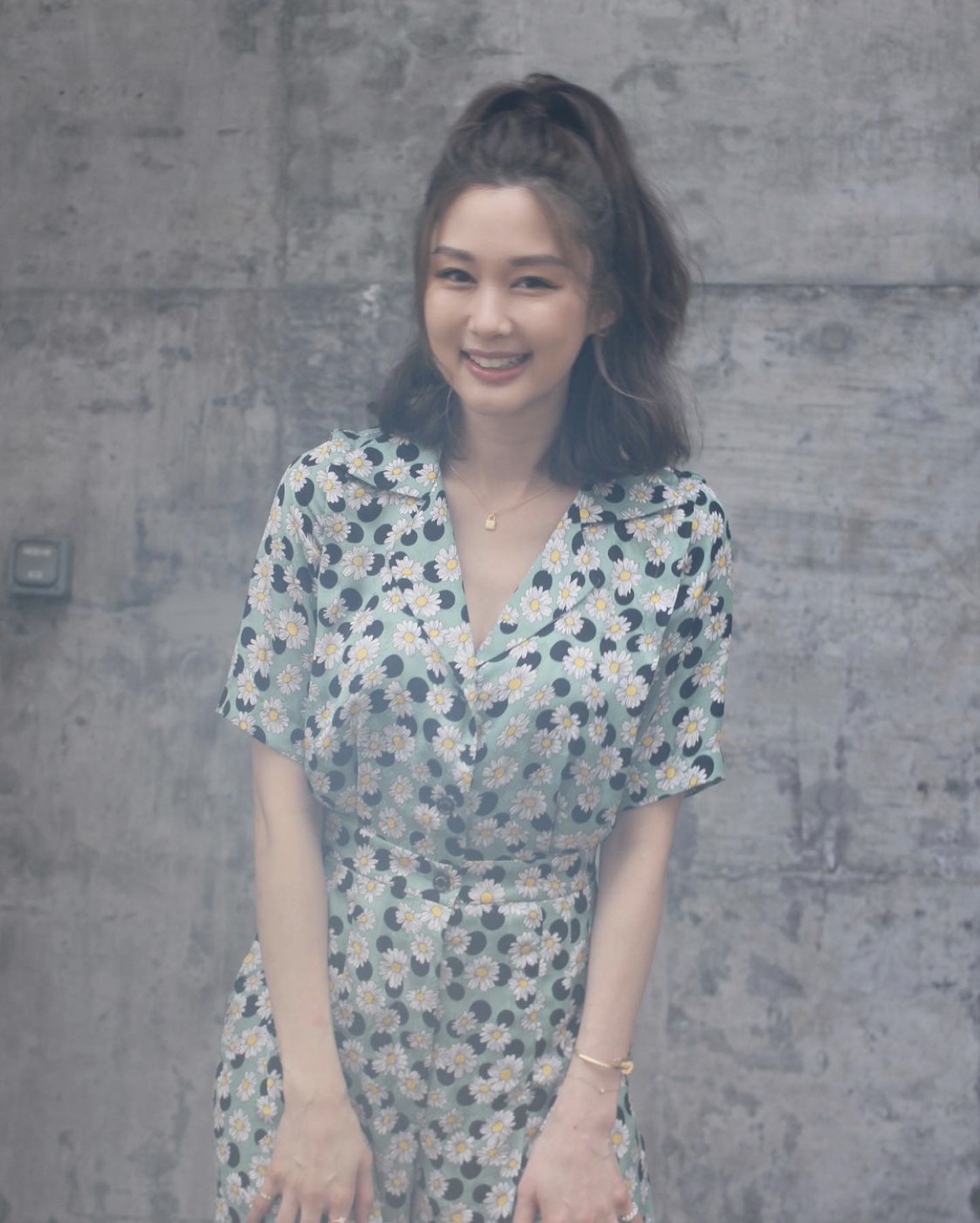 挑選V領設計的碎花裙就可以輕鬆達到顯瘦的效果~