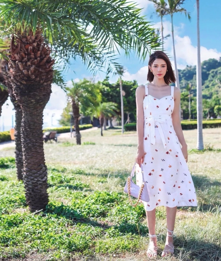 背心設計的碎花裙同樣是夏日必備時尚單品!