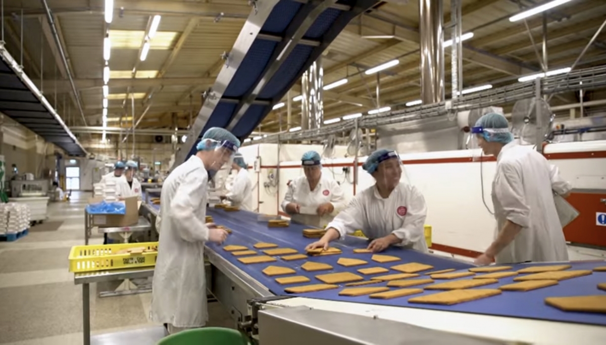 Fiona亦成功找到餅廠的工作,更發現在當地工廠工作的香港人大多擁有高學歷