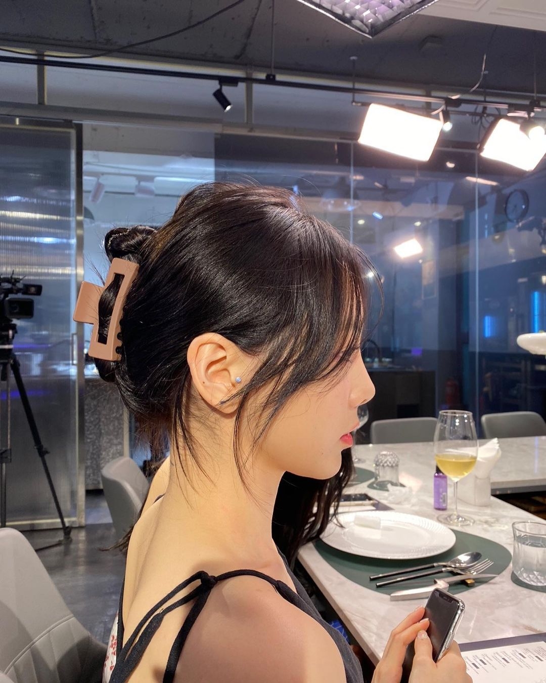 太妍日常都會以鯊魚夾作髮飾,休閒又隨性~