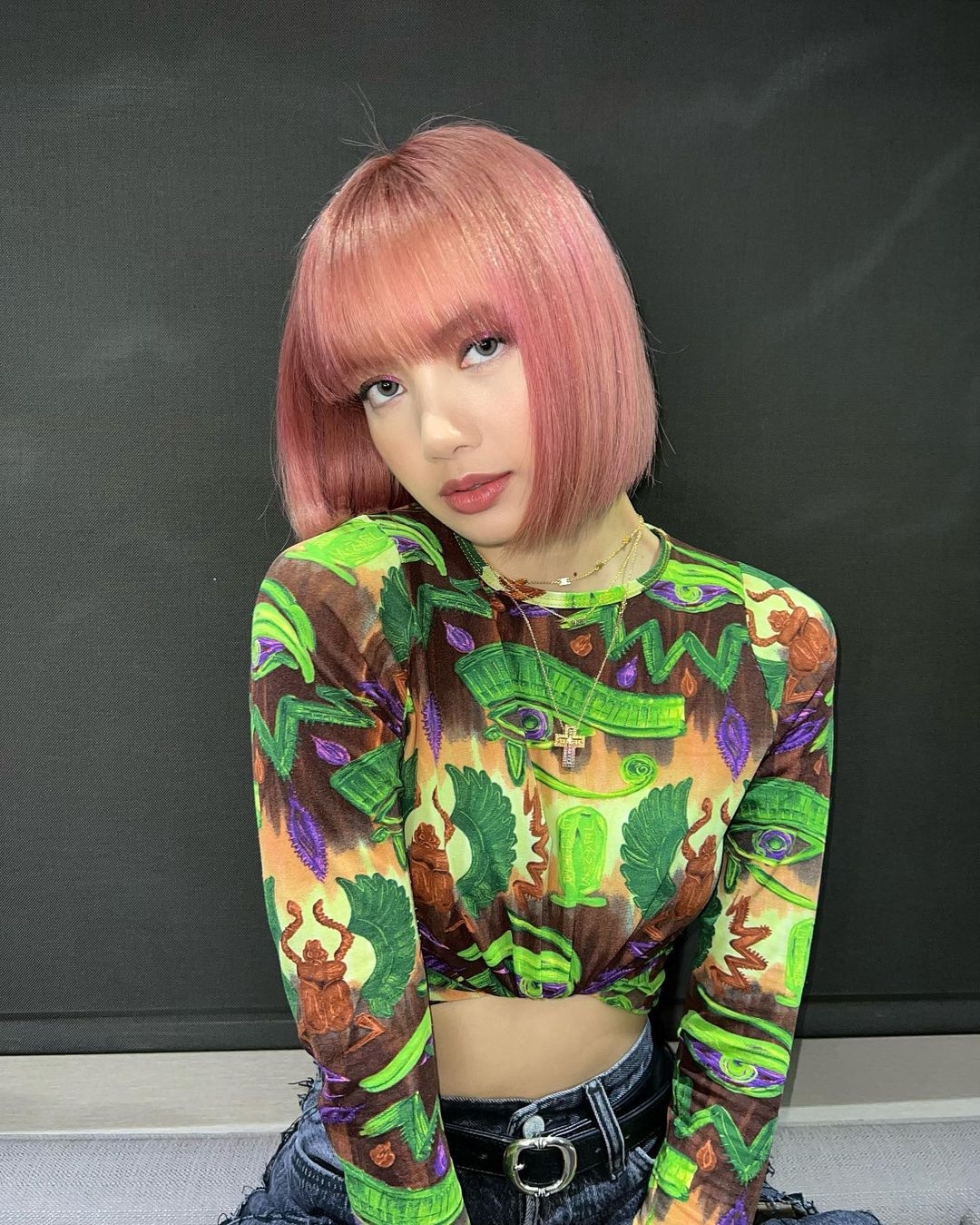 LISA就以莓果粉棕色的短髮,瞬間充滿活力又可愛!