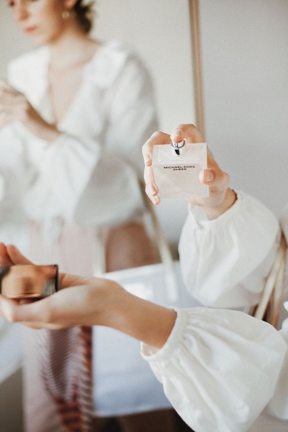 把香水噴在兩邊的手腕脈搏位置,因體溫較高而令香味更明顯~