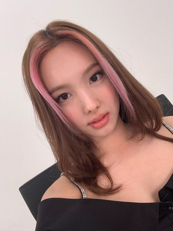 連TWICE的Nayeon都有試粉紅色的瀏海染,整個造型超搶眼又型格!