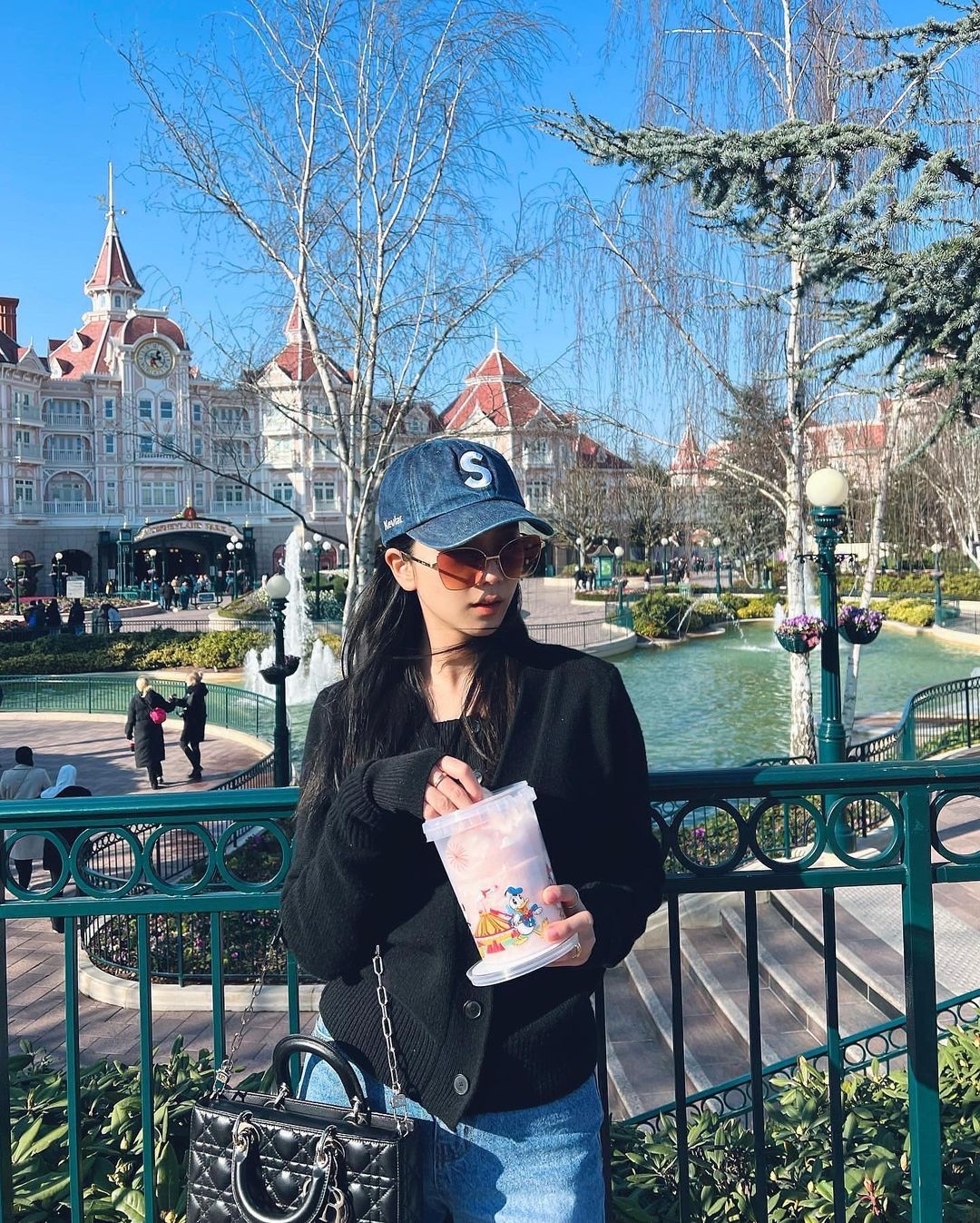 JISOO私下也常用同款的黑色LADY D-JOY手袋~