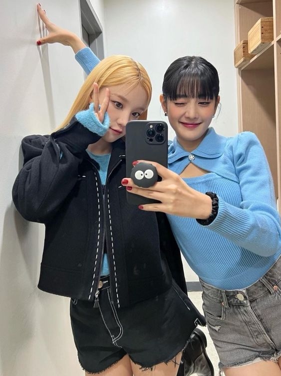 利用手機稍微擋住臉,看上去臉小一點!