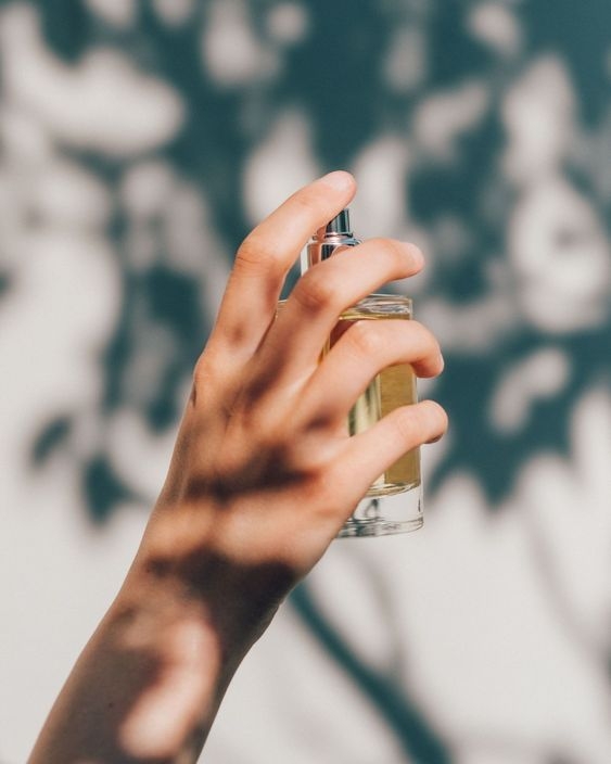 把香水微微舉高往空中噴灑,再走過去讓香水均匀地灑落在身上~