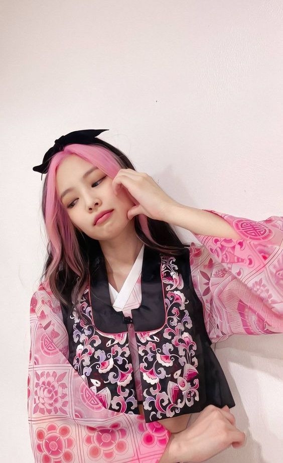 JENNIE的經典粉色瀏海染也是不得不提~