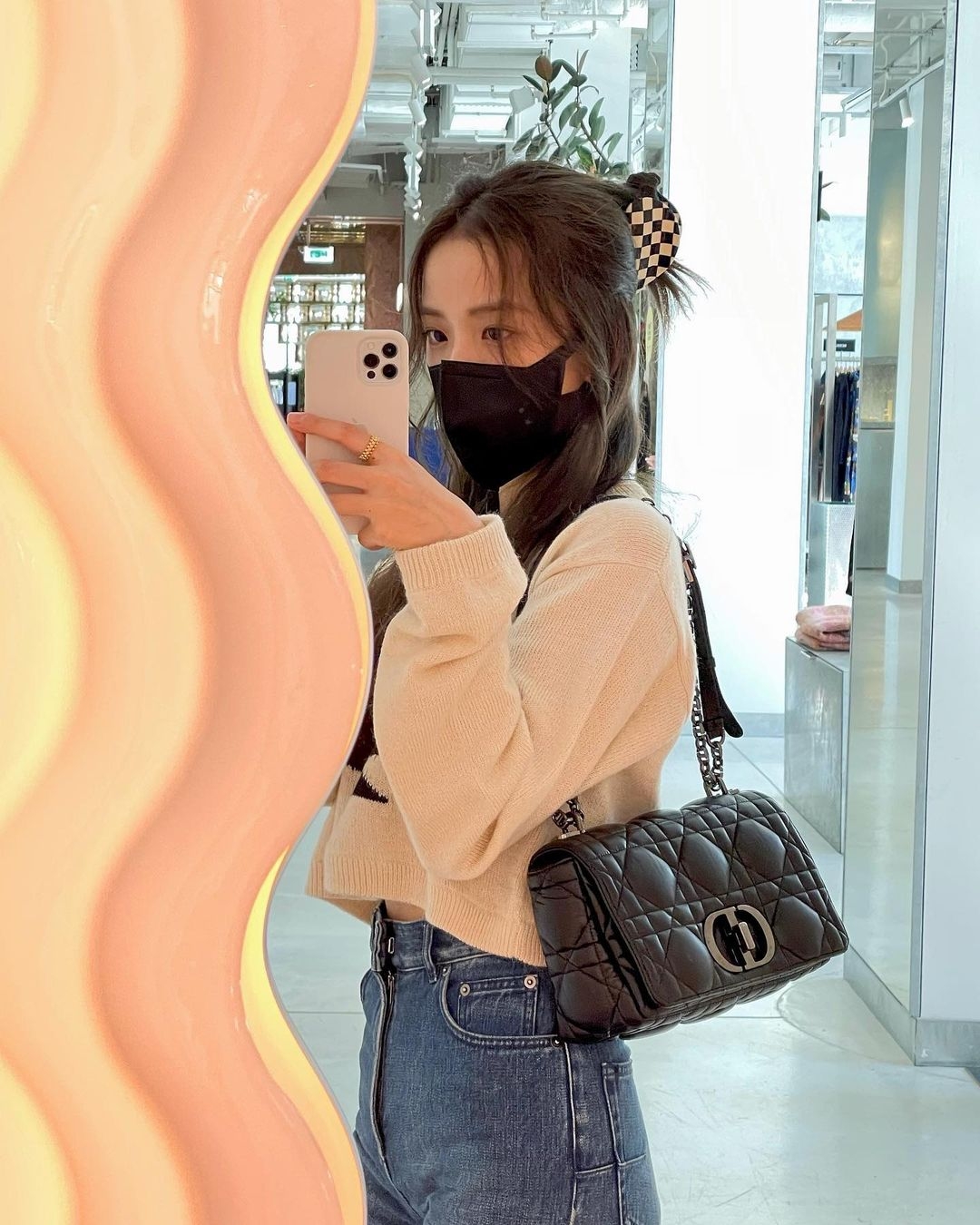 JISOO就用鯊魚夾夾成公主頭造型,加上大熱棋盤格紋,超時尚!