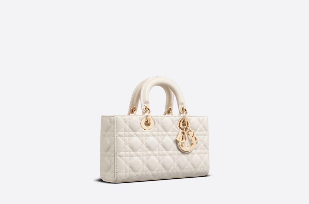 新款LADY D-JOY手袋以簡約的長方形包身設計。