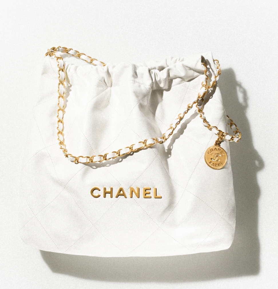 白色菱格紋配上金屬配飾,超有質感!