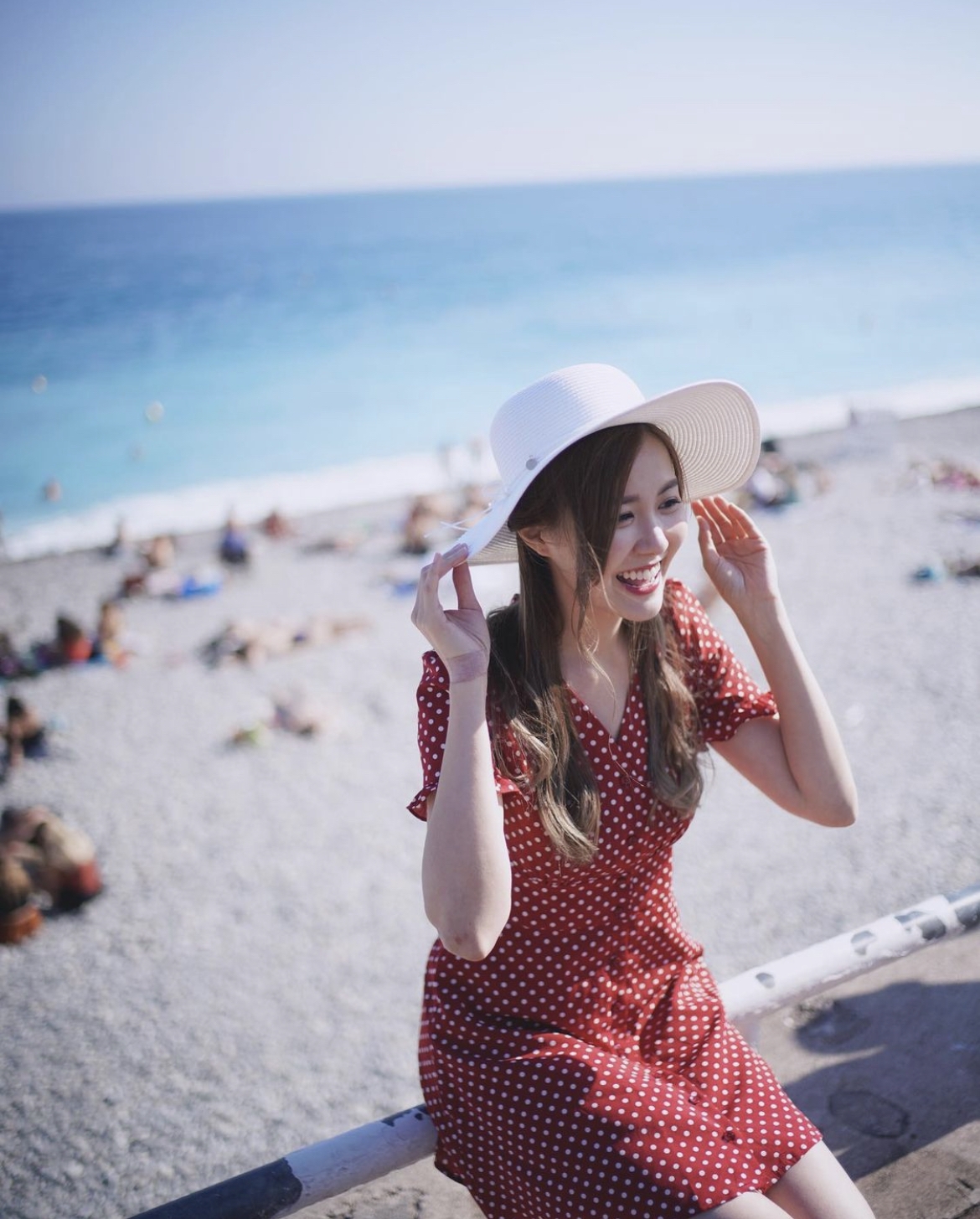 蓬鬆的泡泡袖可以完美遮掩手臂的肉~