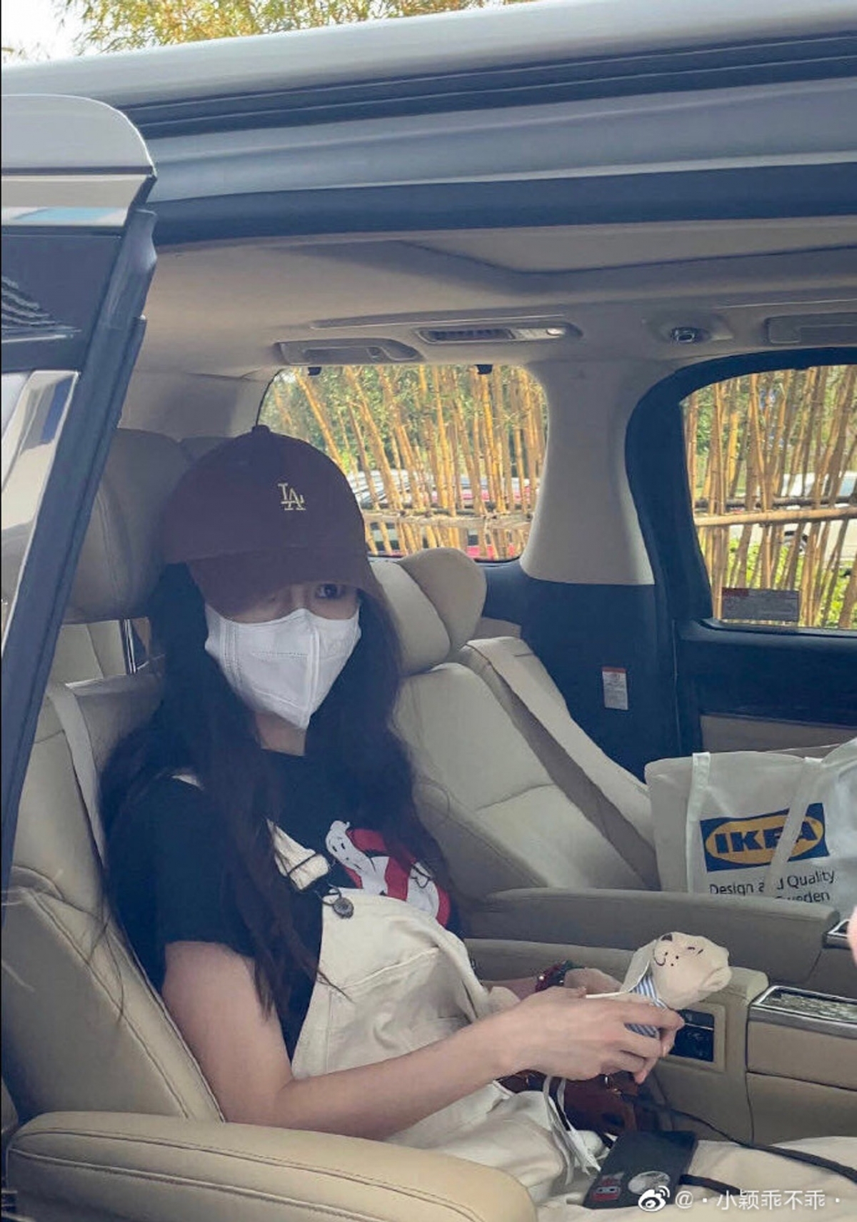 穿著變得低調平民