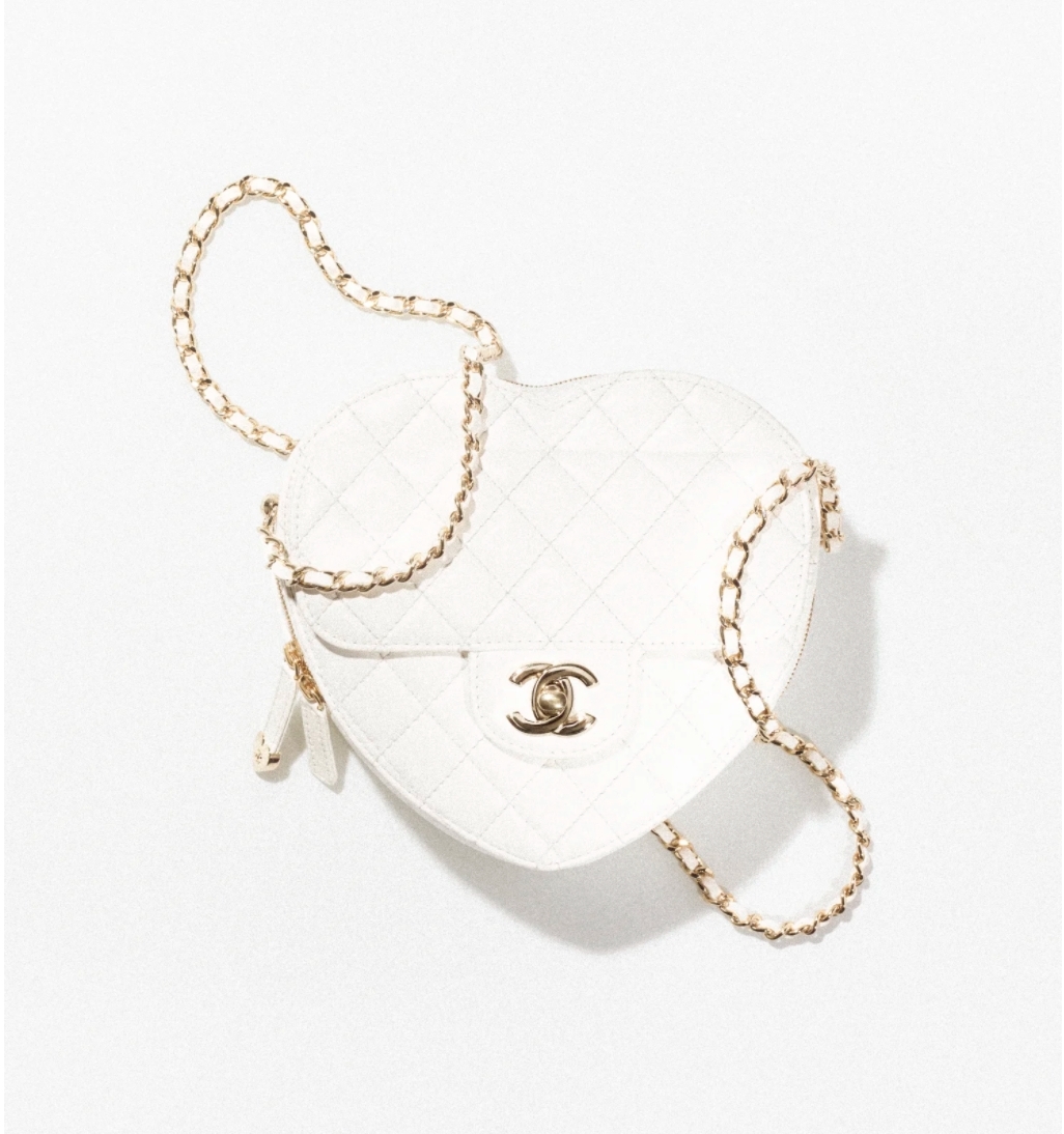 以經典菱格紋皮革,加上正面翻蓋和雙C Logo 旋扣設計。