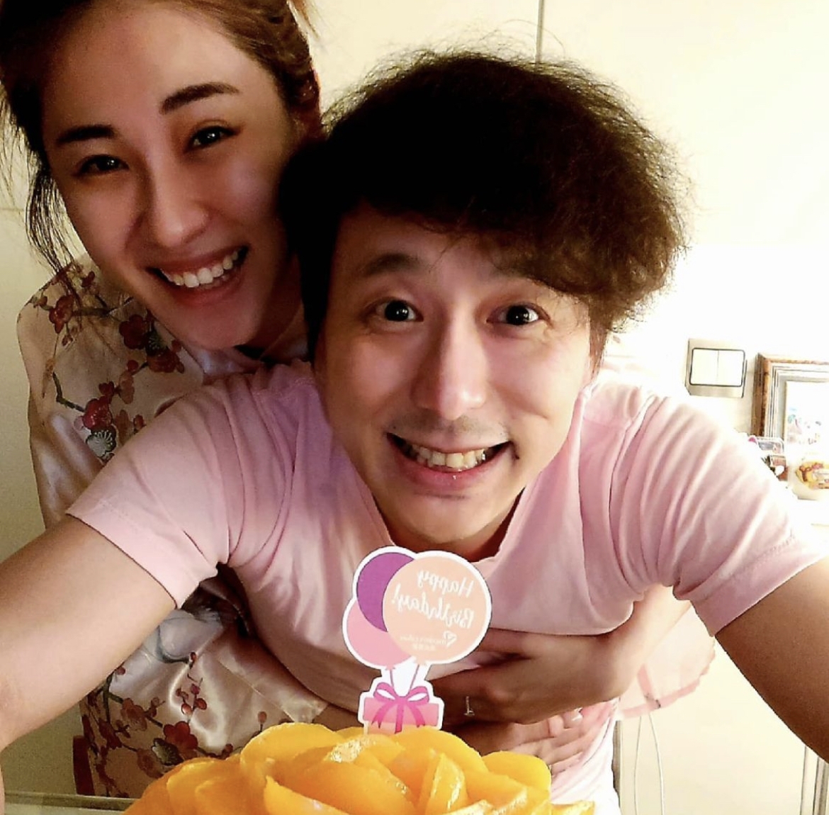 於2017年與石詠莉結婚之後就收心養性,兩公婆婚後甜蜜恩愛!