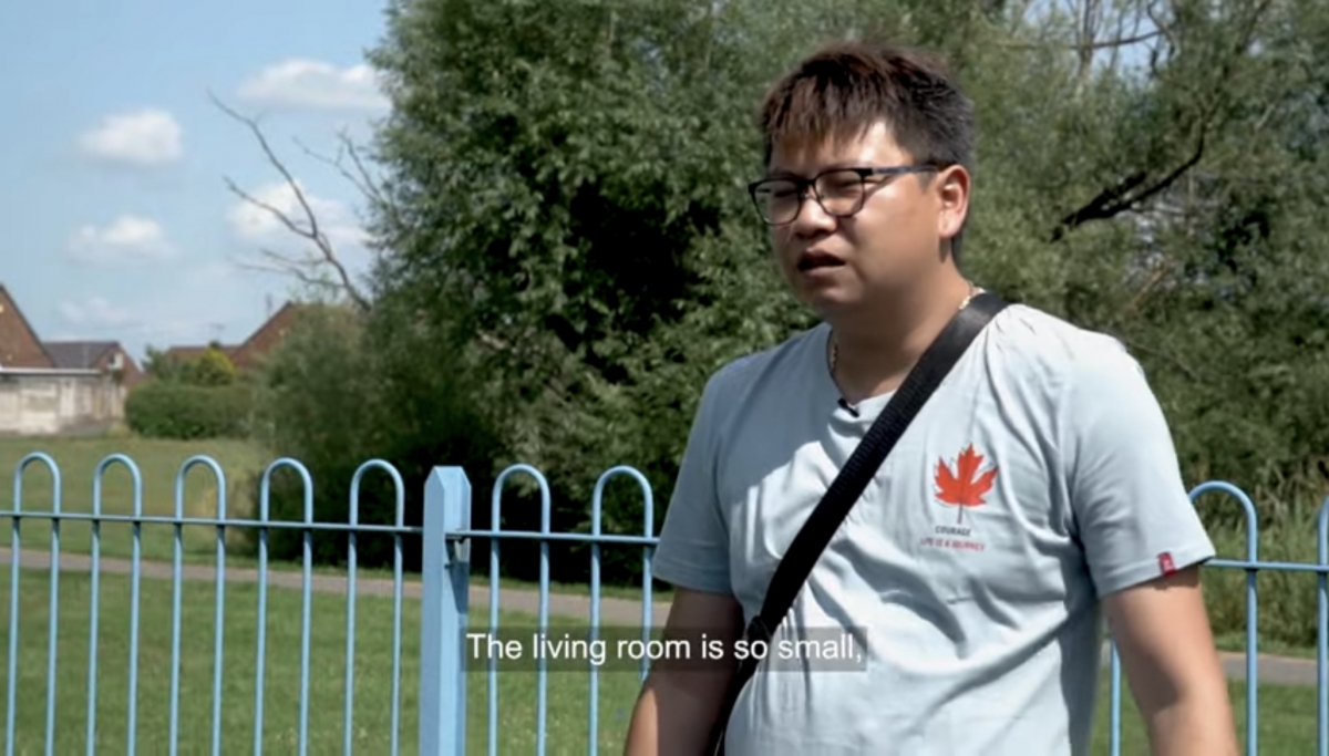 他認為英國的屋「個廳比較細,唔知邊度可以食飯,又唔知點擺梳化」!