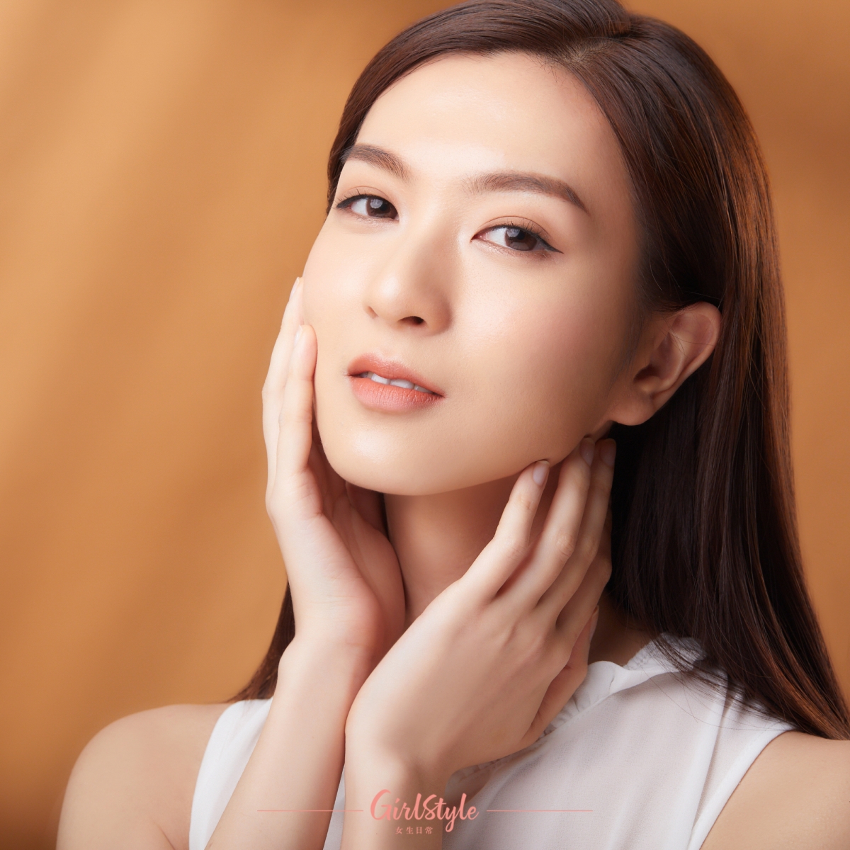 重生賦活抗皺精華能即時隱藏表情紋和皺紋，並偵測雙眼看不見的「未來皺紋」。