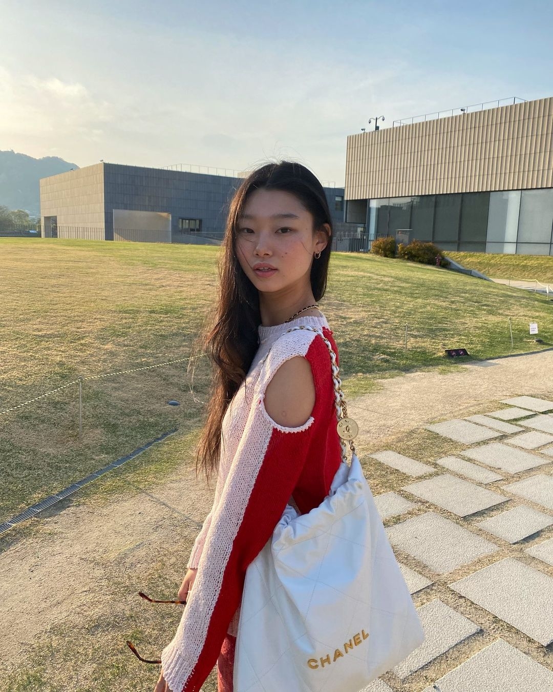 韓國新生代超模Yoon Young Bae也有這款CHANEL 22手袋~