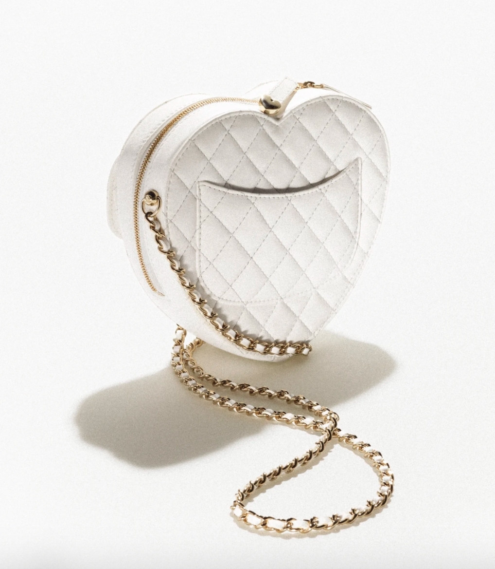 背面亦有一個開放式微笑口袋,可以收納一些小物。