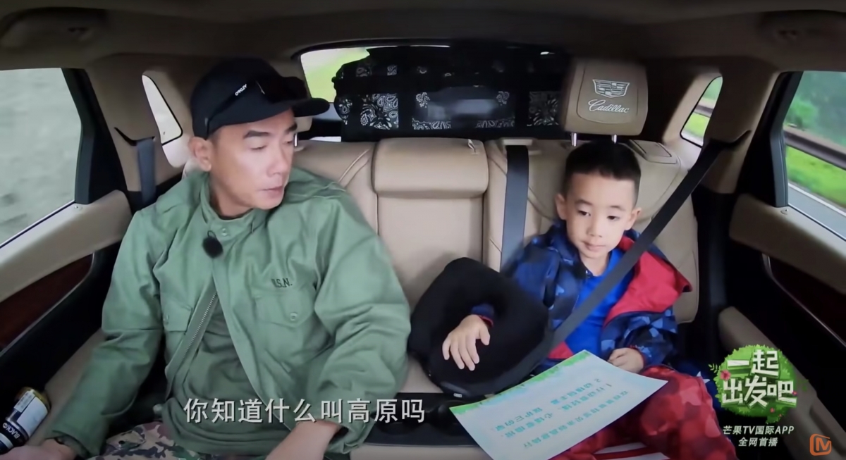 當年只有4歲的 Jasper 跟隨爸爸陳小春拍攝真人騷