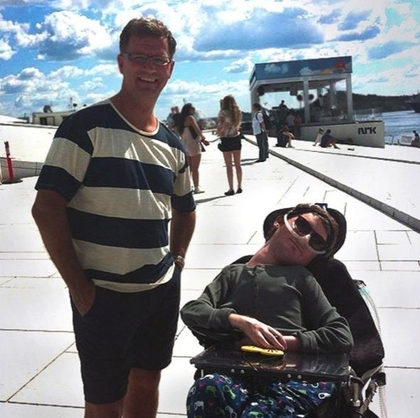 為了方便Mats的日常生活,他們一家人搬到擁有完善的輪椅人士設備的蘭胡斯小鎮