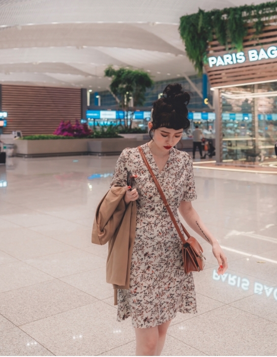 暗沉的深色碎花裙雖然有復古的味道,但一不小心就會容易顯得成熟!