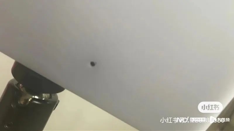 補光燈表面也找到小孔