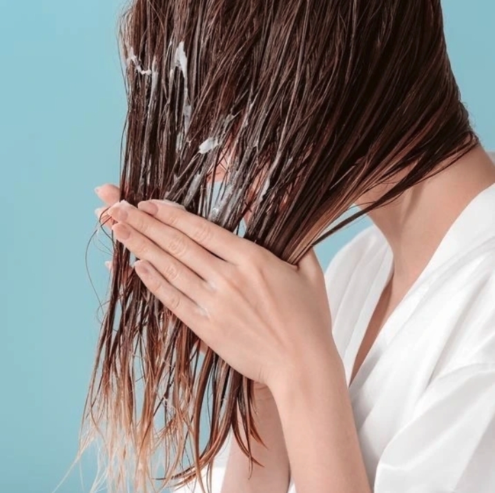 洗完頭之後搽上適量的天然椰子油,可以深層滋潤秀髮減少毛躁和打結