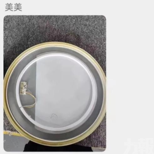 鏡子底部未拆開前