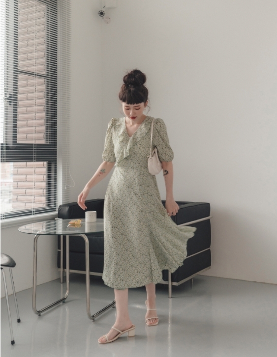 雪紡質地的碎花裙走路時亦會隨風飄動,散發出氣質和魅力!