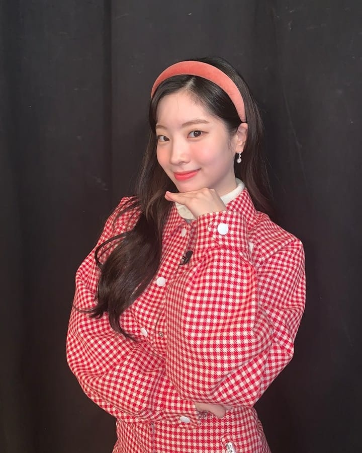 簡單地加一個頭箍就可以將整體的時尚感大大提升~