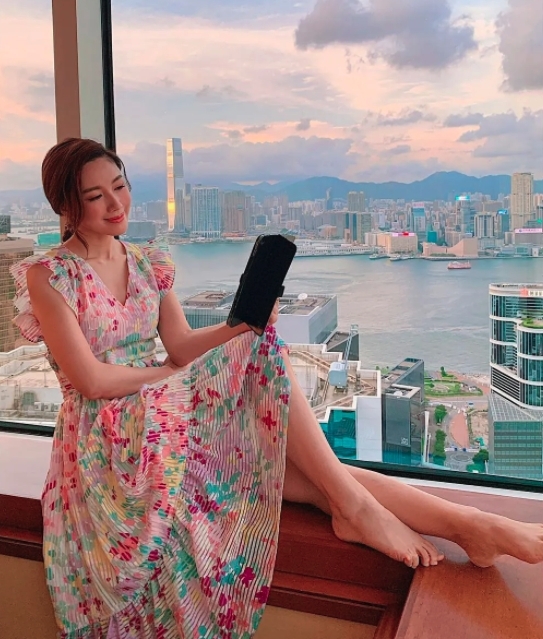 雪紡質地的碎花裙視覺上較為輕盈飄逸~