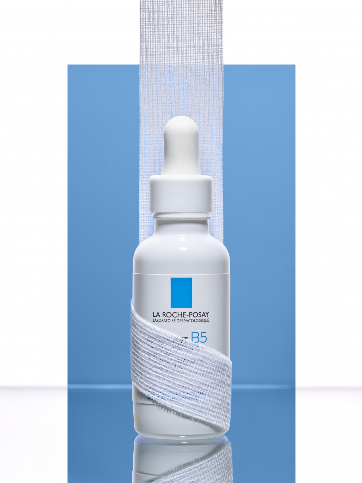 獨特液體繃帶質地一抹就好像將肌膚緊緊包裹般，仿如於肌膚表面形成一層薄膜，像防護罩一樣強化肌膚屏障抵禦力。