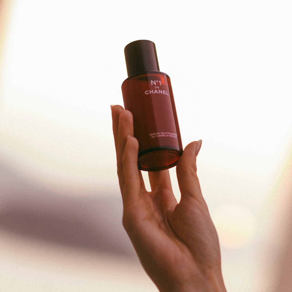 CHANEL一號紅山茶花精華液的紅色山茶花萃取最高的，輕透質感，非常易吸收