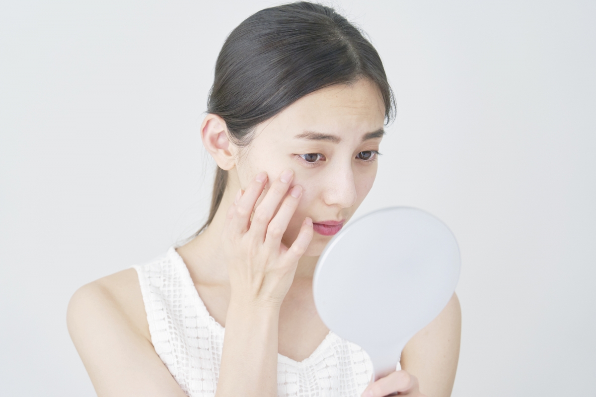 臉上出現初老症狀，導致面容看起來十分憔悴，感覺老了許多。