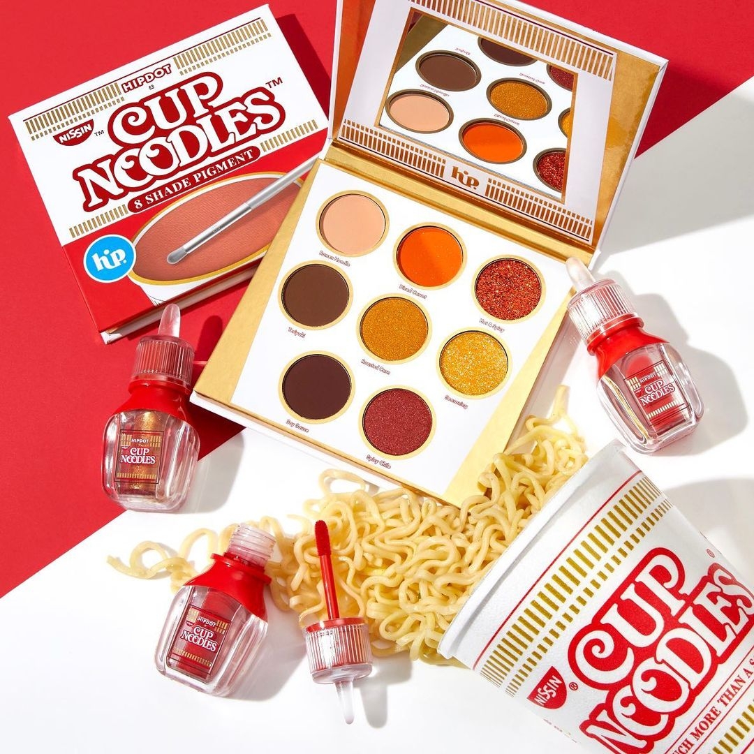 全新「HipDot x Cup Noodles」系列包含眼影盤、唇彩、腮紅~
