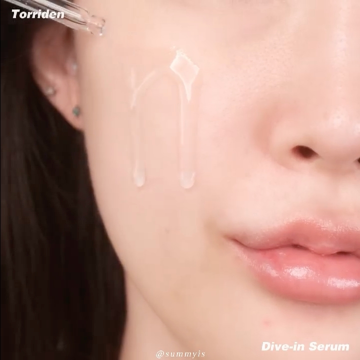 妝前保養以較保濕的精華或防曬作為打底,後續上妝會更貼服!