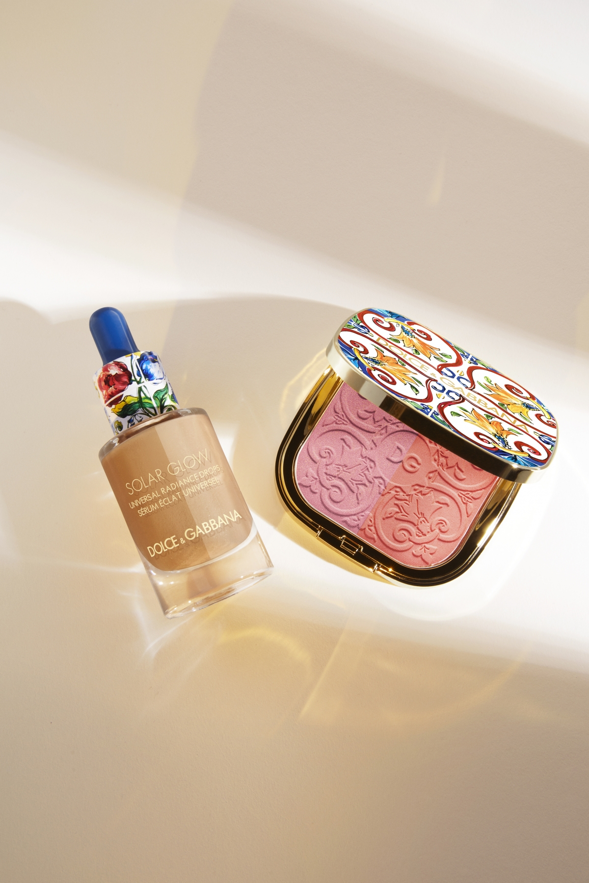 Solar Glow 彩妝系列每款產品都加添了以橙花、橘子、茉莉花瓣、雞蛋花和香莢蘭精心製成的獨有香氣