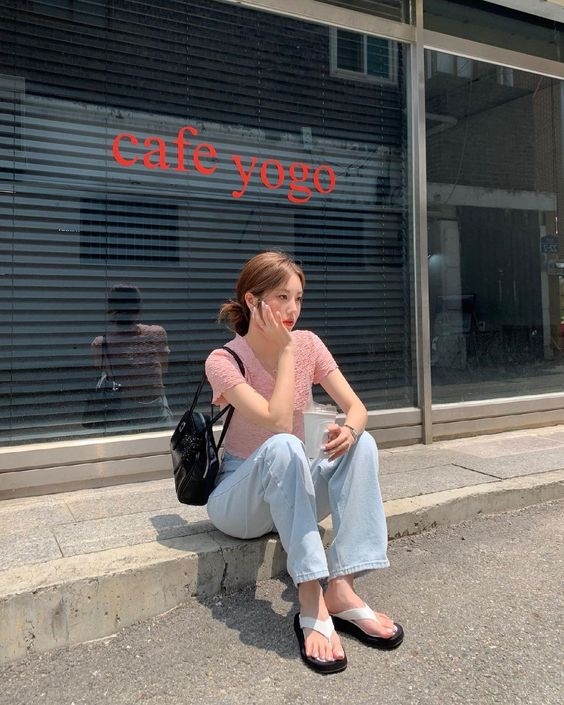 1 按壓拇指與二指之間、拇指外側